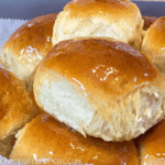 Pan dulce muy suave espolvoreado con almibar y azucar