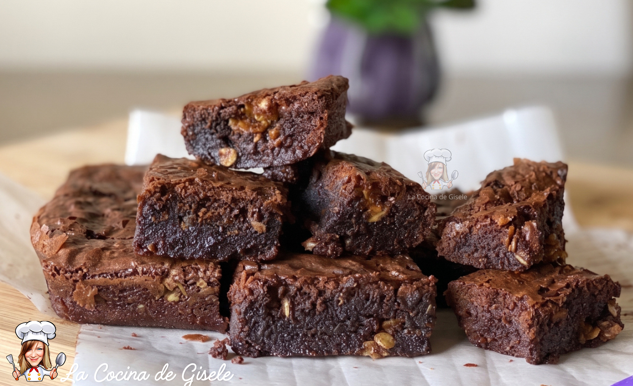 Brownies de chocolate fáciles recién horneados, cortados en cuadritos