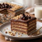 Marquesa de chocolate venezolana en plato con capas de galletas María y crema de chocolate